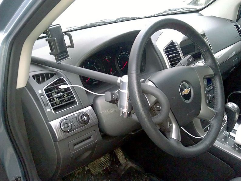 Блокиратор руля Питон установленный на автомобиле Chevrolet Captiva 2006-2015