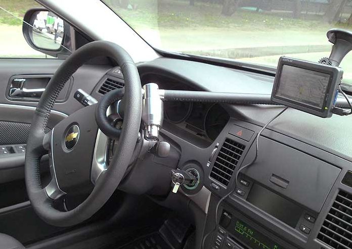 Блокиратор руля Питон установленный на автомобиле Chevrolet Epica 2006-2013
