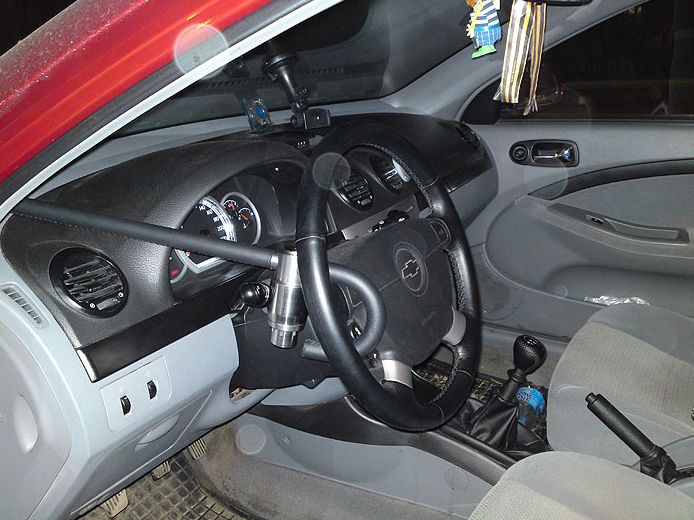 Блокиратор руля Питон установленный на автомобиле Chevrolet Lacetti 2003-2013