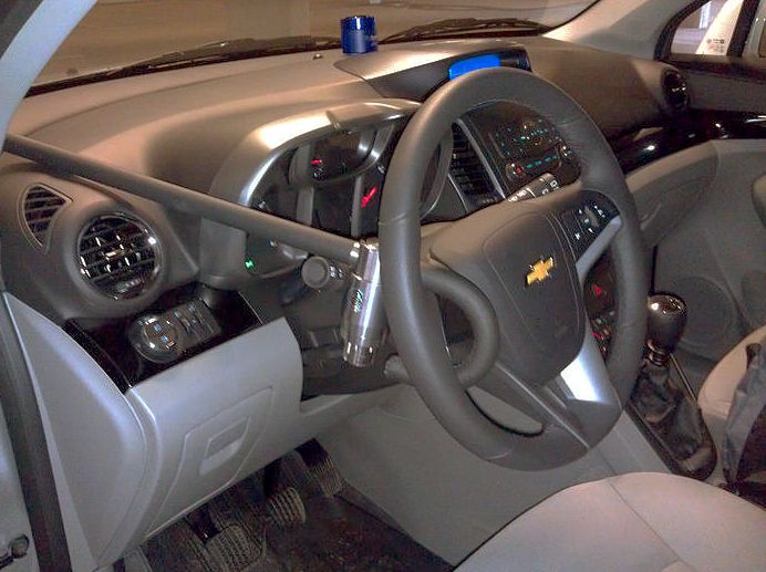 Блокиратор руля Питон установленный на автомобиле Chevrolet Orlando 2011-2015