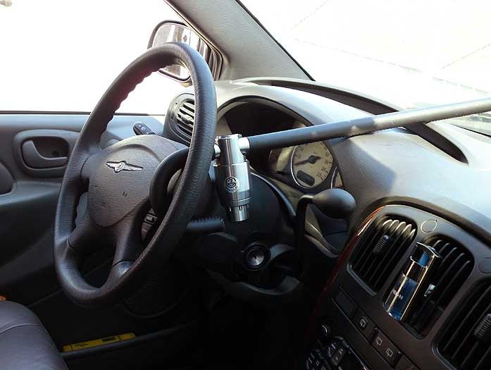 Блокиратор руля Питон установленный на автомобиле Chrysler Grand Voyager 2000-2007