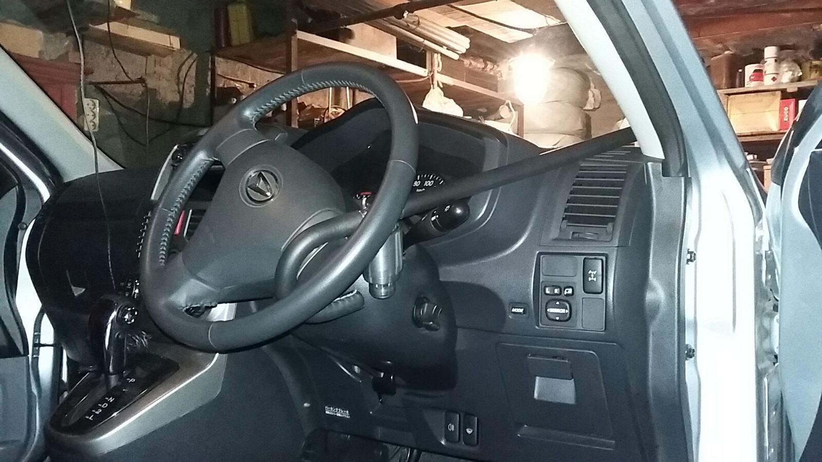 Блокиратор руля Питон установленный на автомобиле Daihatsu Be-Go 2006-2016