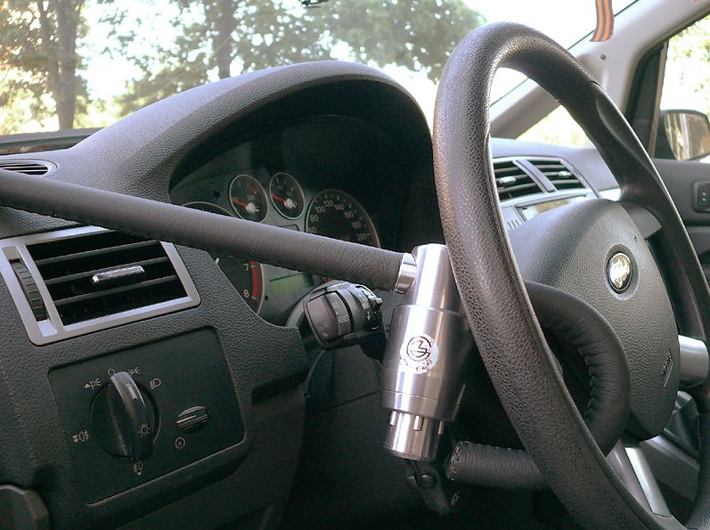 Блокиратор руля Питон установленный на автомобиле Ford C-Max 2003-2007