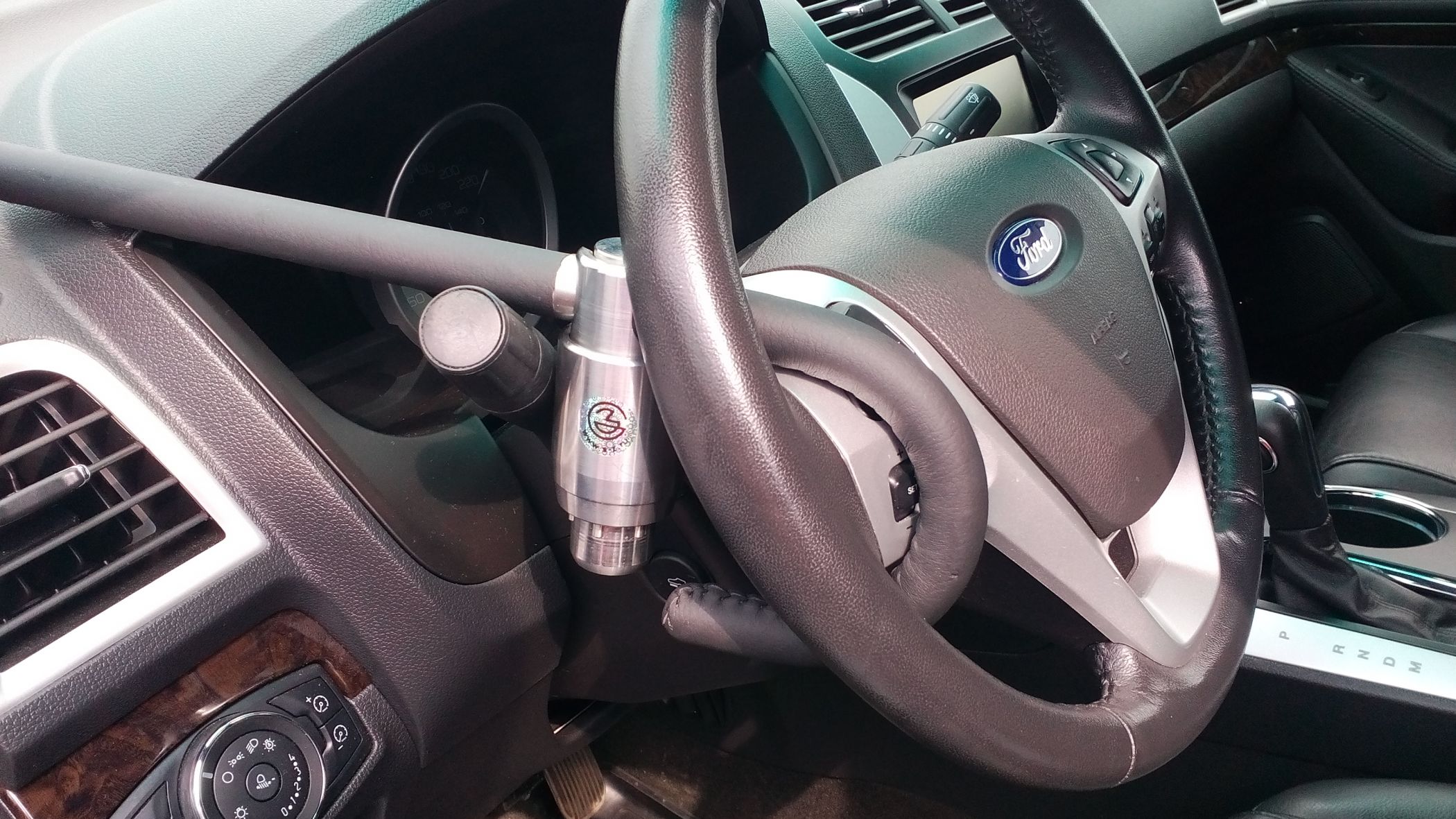 Блокиратор руля Питон установленный на автомобиле Ford Explorer 2015-