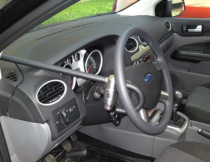 Блокиратор руля Питон установленный на автомобиле Ford Focus II 2004-2011