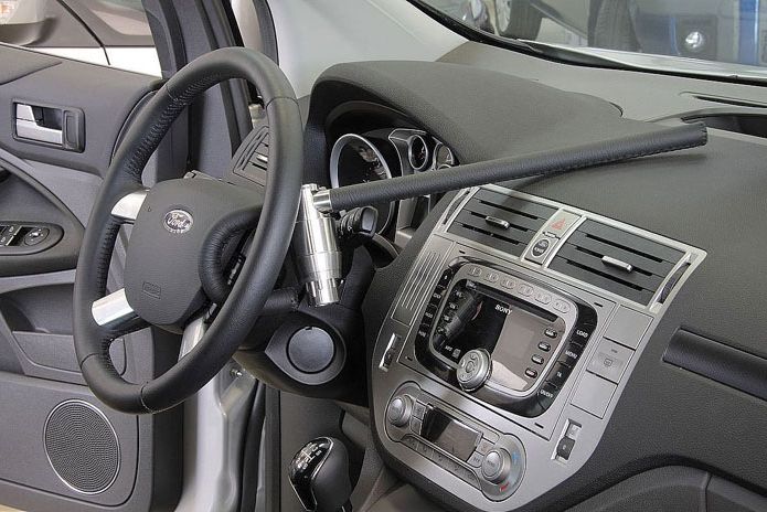 Блокиратор руля Питон установленный на автомобиле Ford Kuga I 2008-2013