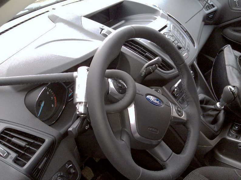Блокиратор руля Питон установленный на автомобиле Ford Kuga II MKPP 2013-