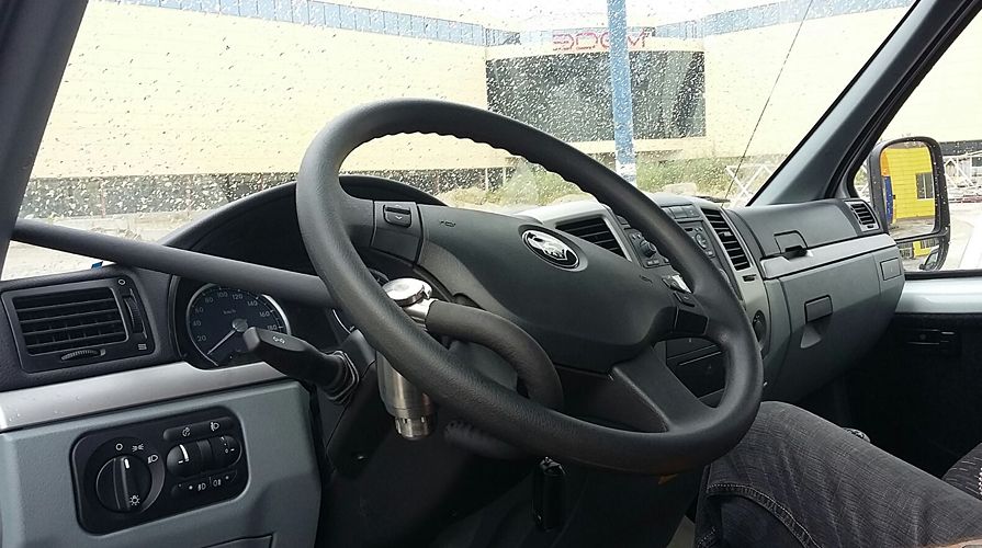 Блокиратор руля Питон установленный на автомобиле ГАЗ Соболь