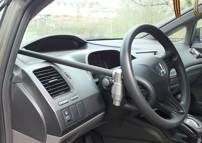 Блокиратор руля Питон установленный на автомобиле Honda Civic 2012-2015