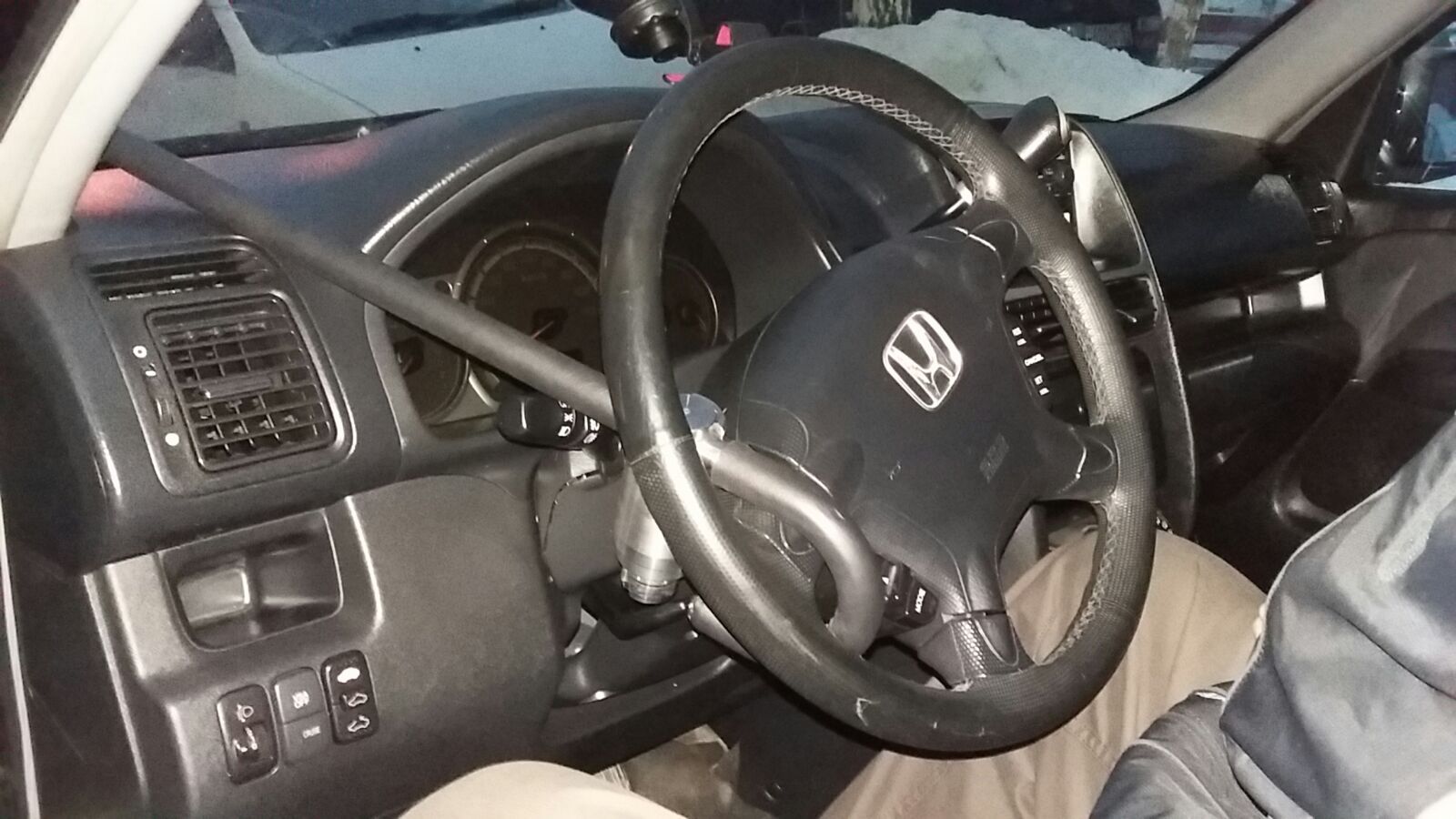 Блокиратор руля Питон установленный на автомобиле Honda CR-V 2002-2006