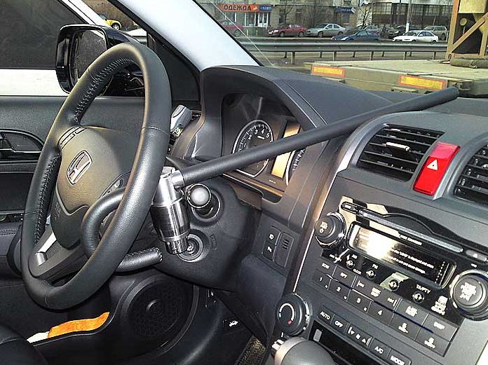 Блокиратор руля Питон установленный на автомобиле Honda CR-V 2007-2012