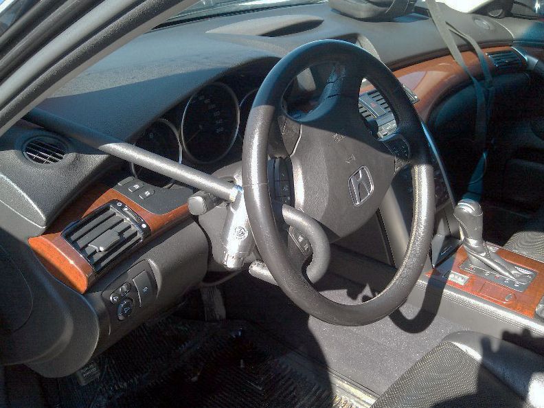 Блокиратор руля Питон установленный на автомобиле Honda Legend