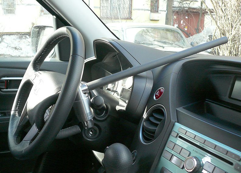 Блокиратор руля Питон установленный на автомобиле Honda Pilot 2008-2011