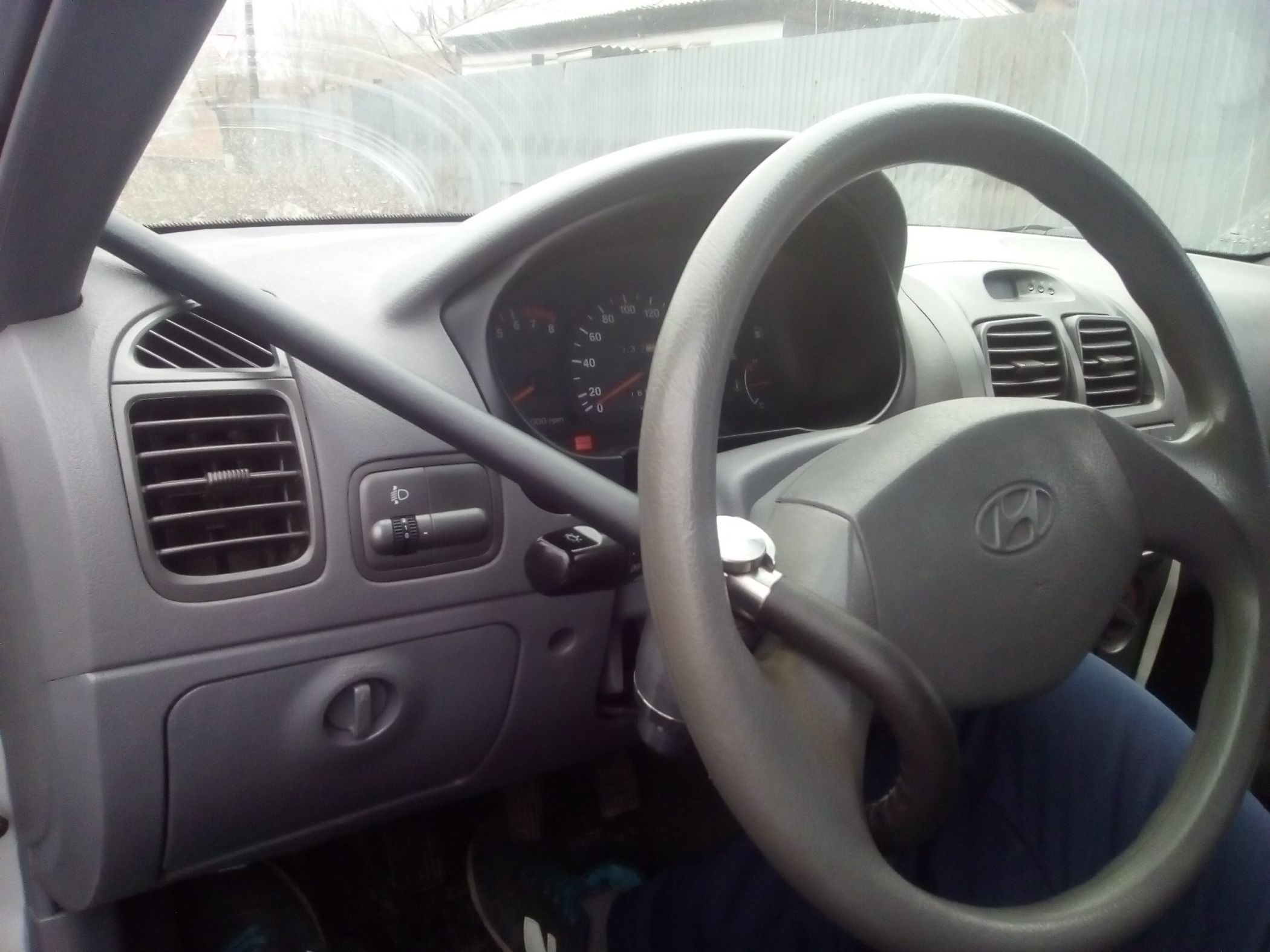 Блокиратор руля Питон установленный на автомобиле Hyundai Accent