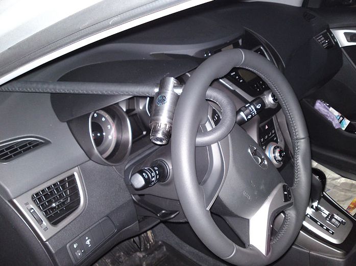 Блокиратор руля Питон установленный на автомобиле Hyundai Elantra V 2010-2016