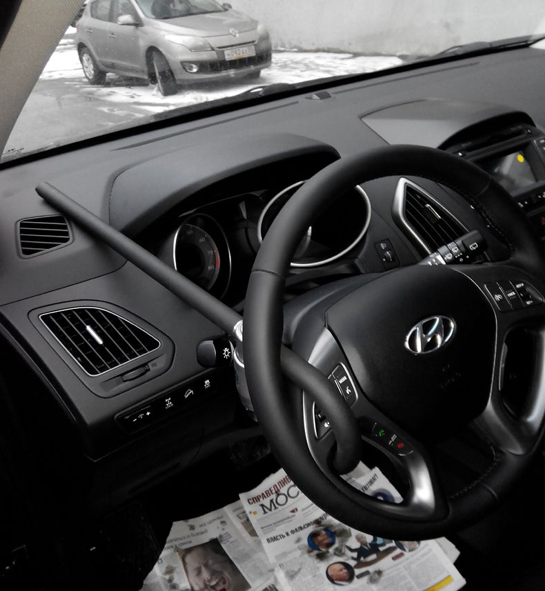 Блокиратор руля Питон установленный на автомобиле Hyundai ix35 2013-2015