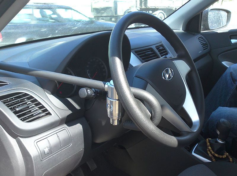 Блокиратор руля Питон установленный на автомобиле Hyundai Solaris 2011-2014