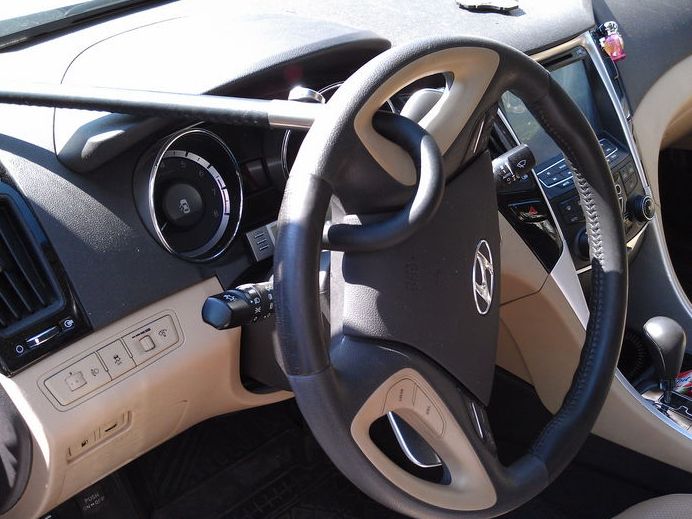 Блокиратор руля Питон установленный на автомобиле Hyundai Sonata VI 2010-2013