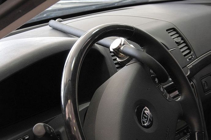 Блокиратор руля Питон установленный на автомобиле Kia Cerato 2004-2008