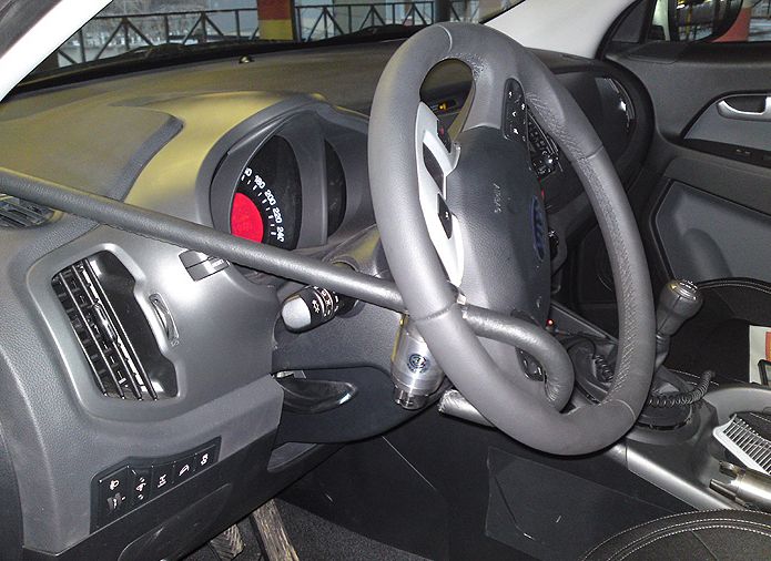 Блокиратор руля Питон установленный на автомобиле Kia Sportage III 2010-2016