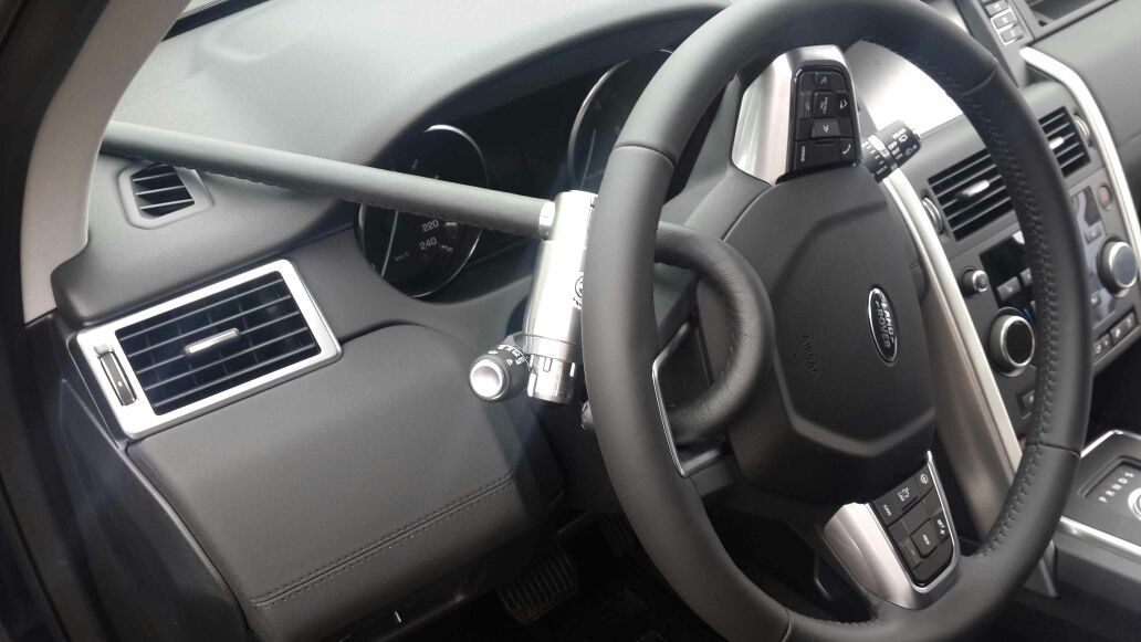 Блокиратор руля Питон установленный на автомобиле Land Rover Discovery Sport 2014-