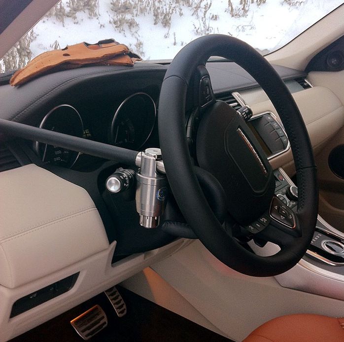 Блокиратор руля Питон установленный на автомобиле Land Rover Range Rover Evoque 2011-