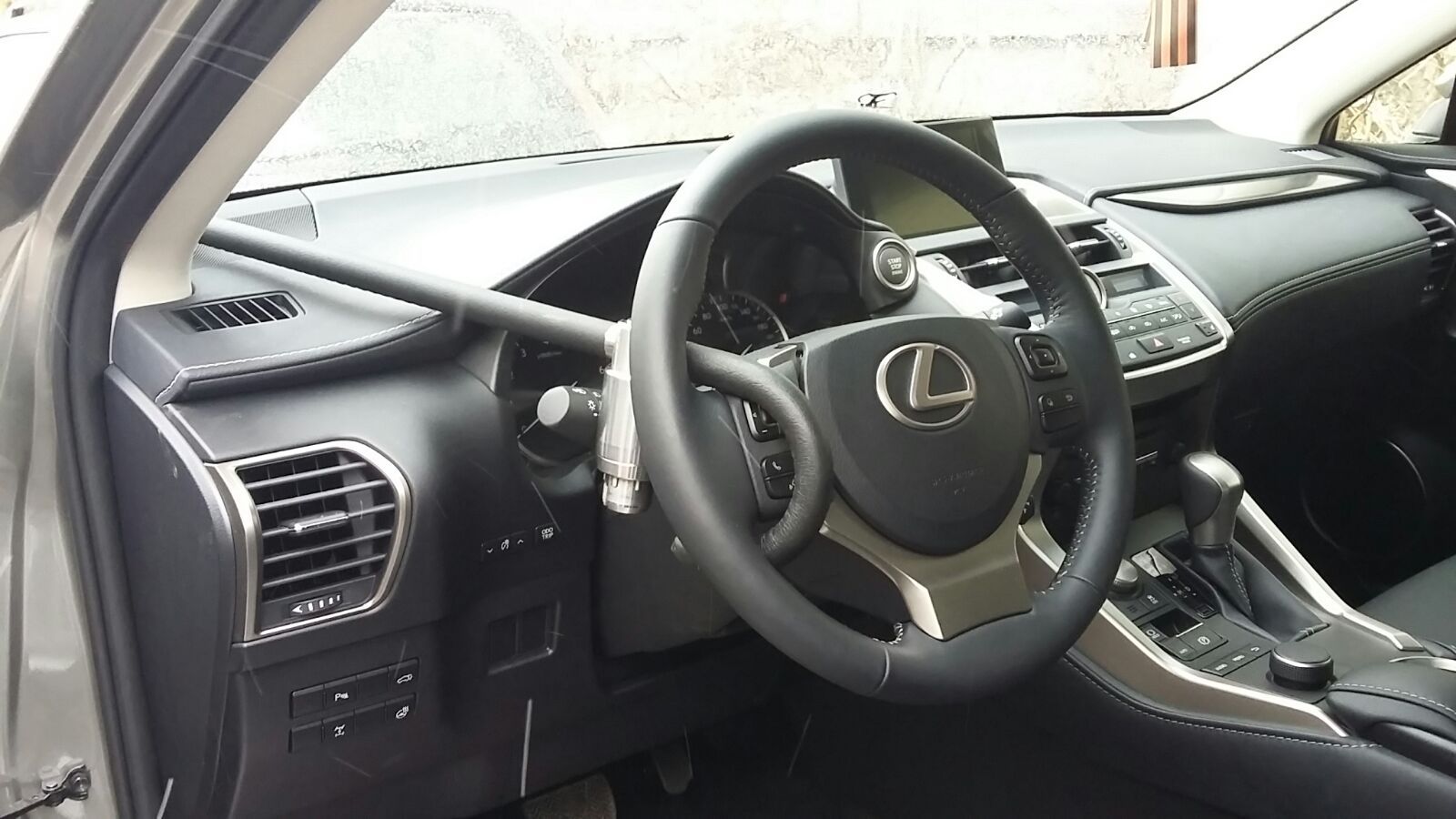 Блокиратор руля Питон установленный на автомобиле Lexus NX200 2014-