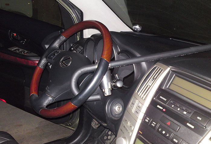 Блокиратор руля Питон установленный на автомобиле Lexus RX330 2003-2006