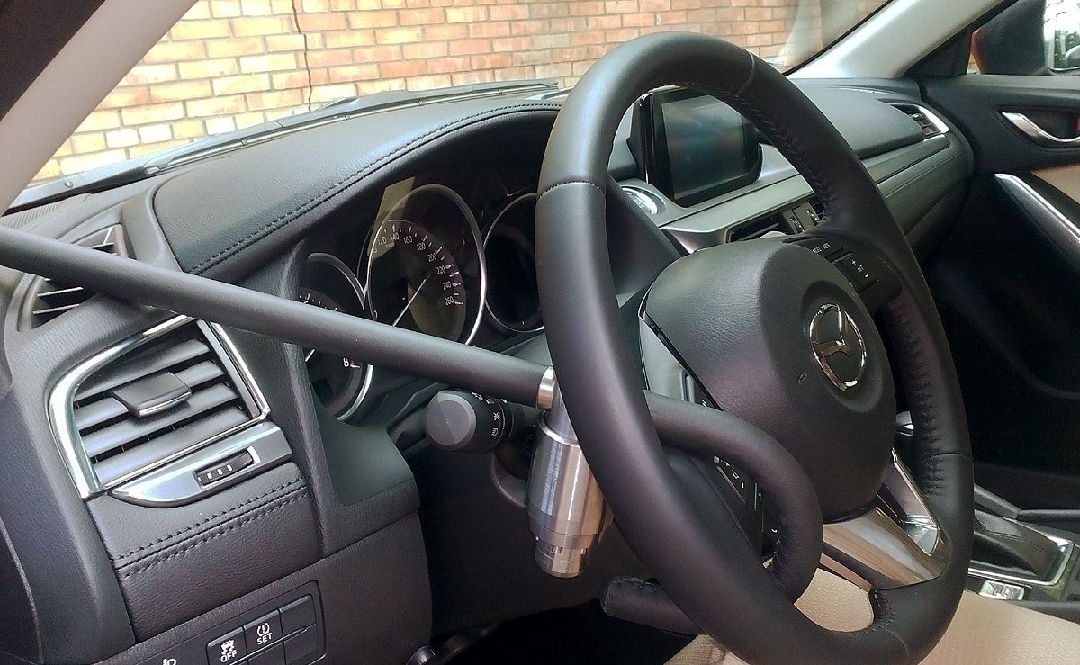 Блокиратор руля Питон установленный на автомобиле Mazda 6 2012-