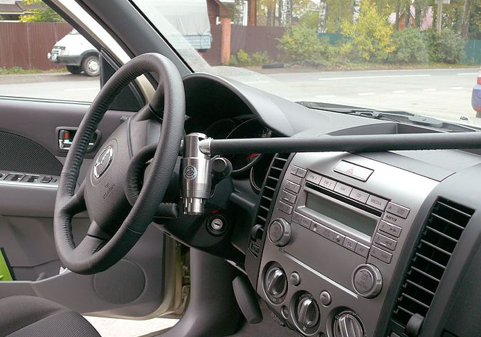 Блокиратор руля Питон установленный на автомобиле Mazda BT-50