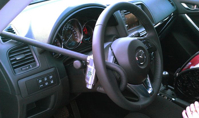 Блокиратор руля Питон установленный на автомобиле Mazda CX-5 MKPP 2012-