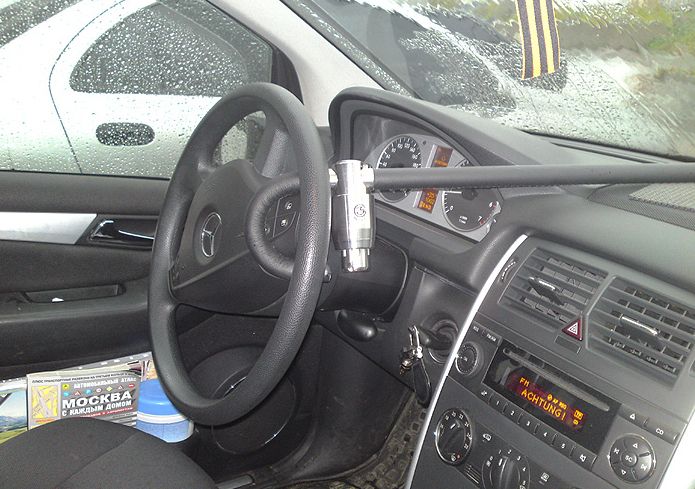 Блокиратор руля Питон установленный на автомобиле Mercedes B W245 2005-2011