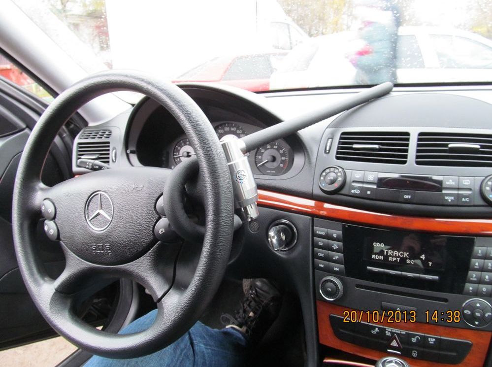Блокиратор руля Питон установленный на автомобиле Mercedes E W211 2002-2009
