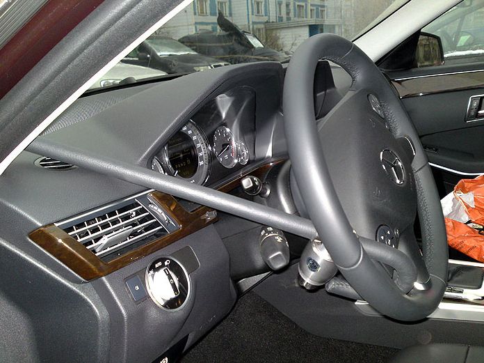 Блокиратор руля Питон установленный на автомобиле Mercedes E W212 2009-2013