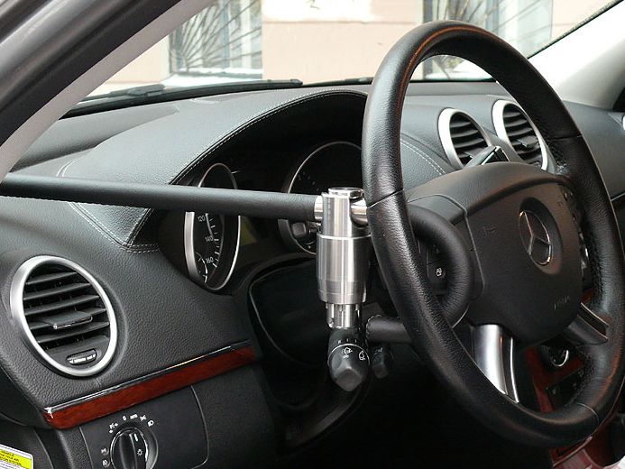 Блокиратор руля Питон установленный на автомобиле Mercedes GL X164 2006-2012