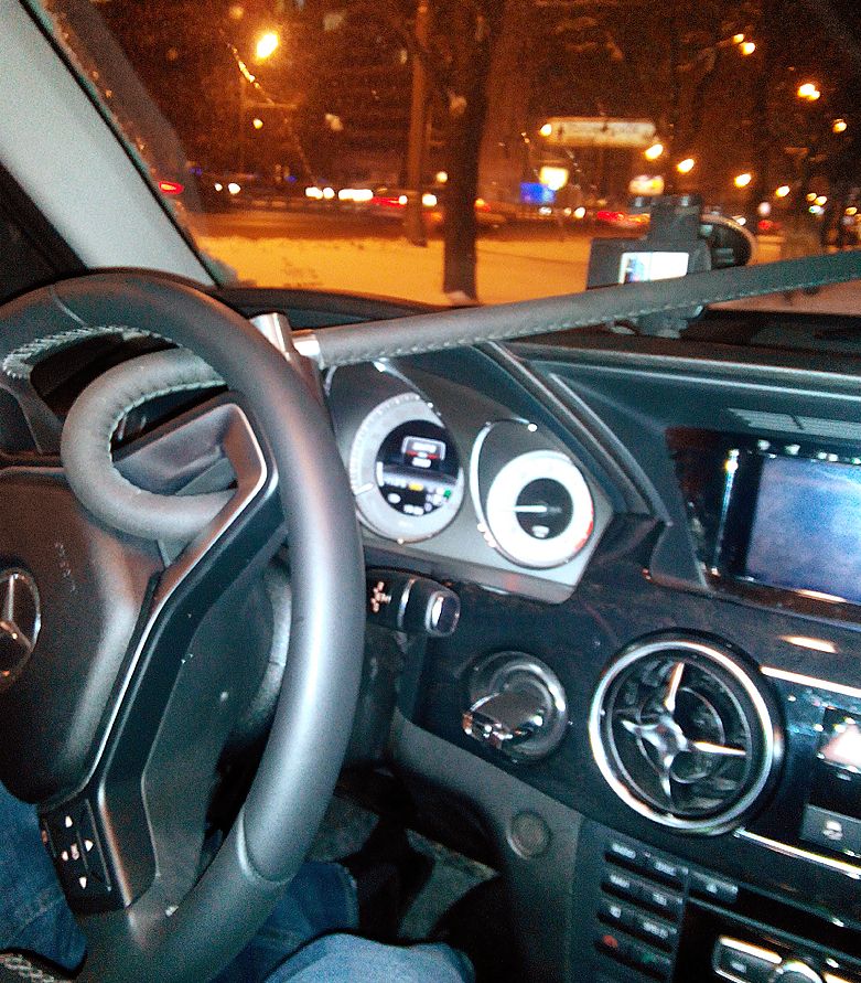 Блокиратор руля Питон установленный на автомобиле Mercedes GLK X204 2012-2015
