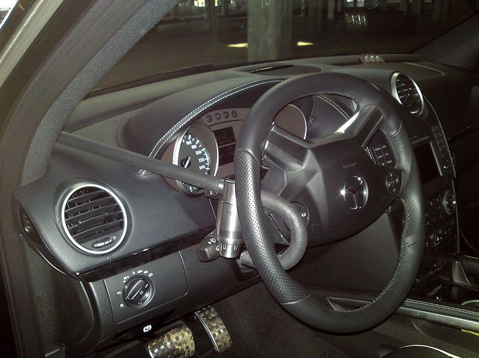 Блокиратор руля Питон установленный на автомобиле Mercedes M W164 2005-2011