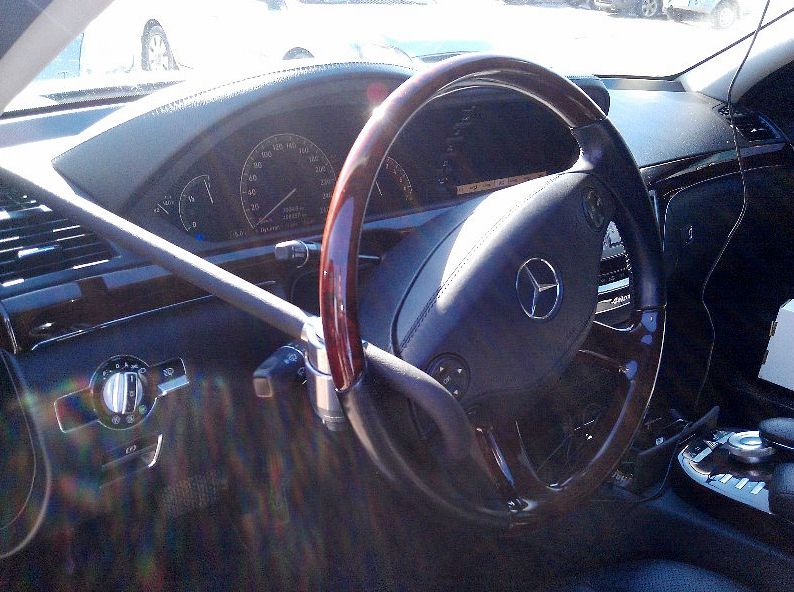 Блокиратор руля Питон установленный на автомобиле Mercedes S V W221 2005-2013