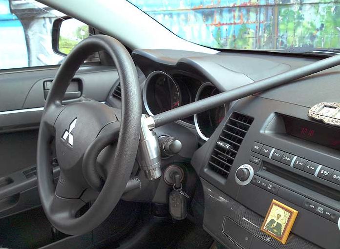 Блокиратор руля Питон установленный на автомобиле Mitsubishi Lancer X 2006-2016