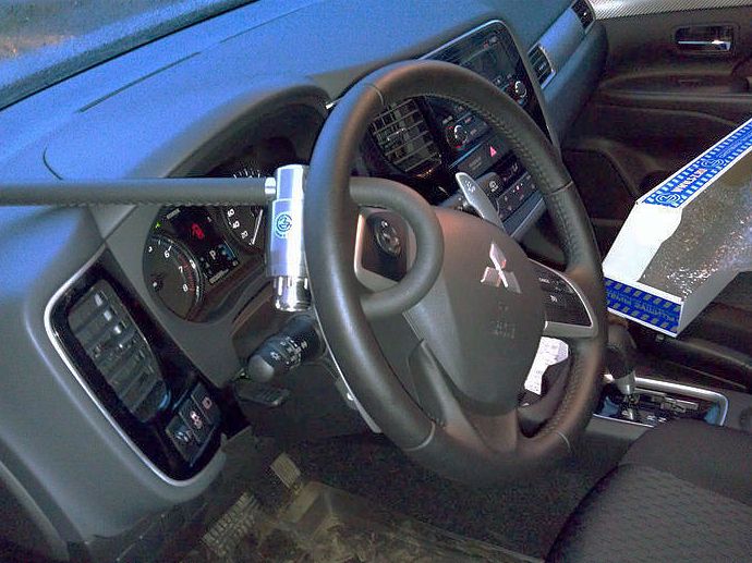Блокиратор руля Питон установленный на автомобиле Mitsubishi Outlander II 2006-2012
