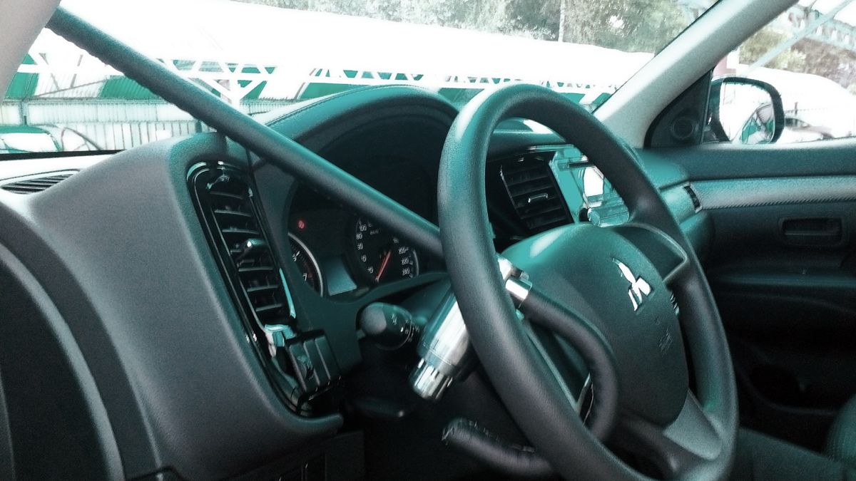 Блокиратор руля Питон установленный на автомобиле Mitsubishi Outlander III 2014-2016