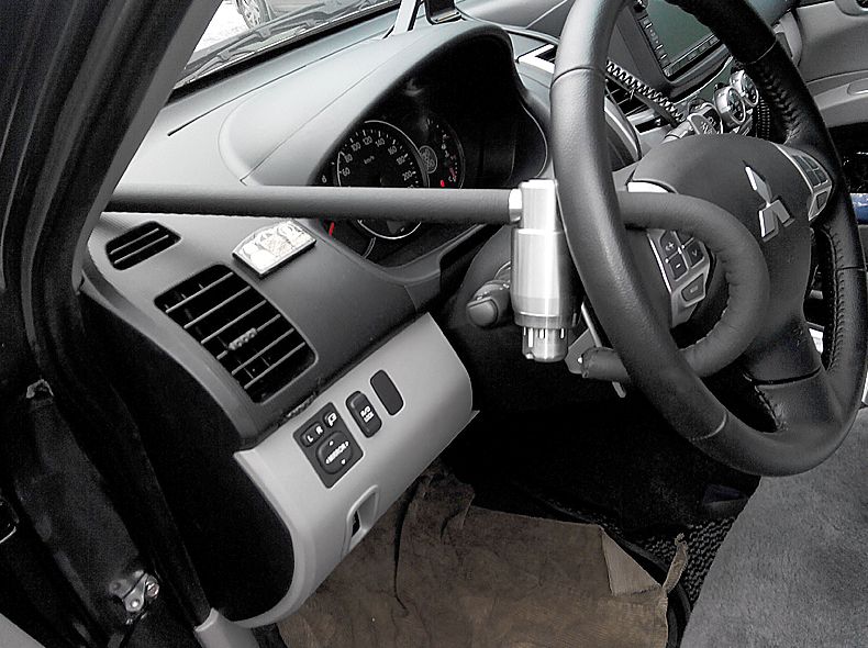 Блокиратор руля Питон установленный на автомобиле Mitsubishi Pajero Sport II 2008-