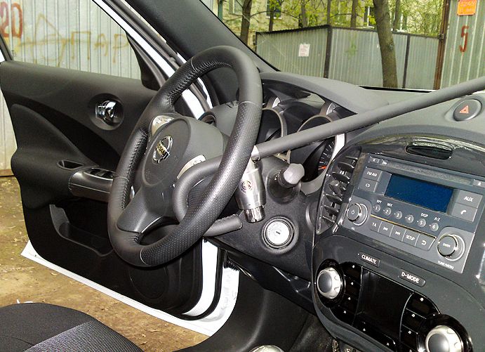 Блокиратор руля Питон установленный на автомобиле Nissan Juke 2011-
