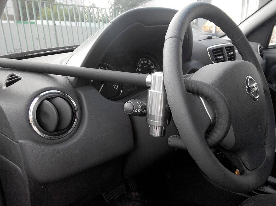 Блокиратор руля Питон установленный на автомобиле Nissan Terrano 2014-