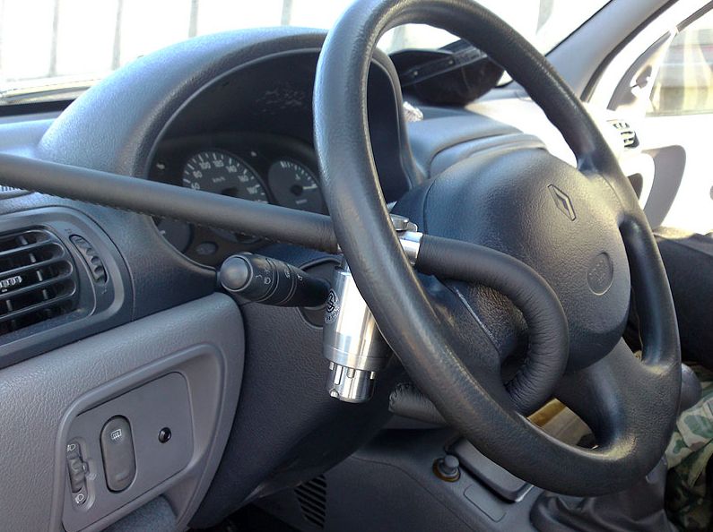 Блокиратор руля Питон установленный на автомобиле Renault Clio