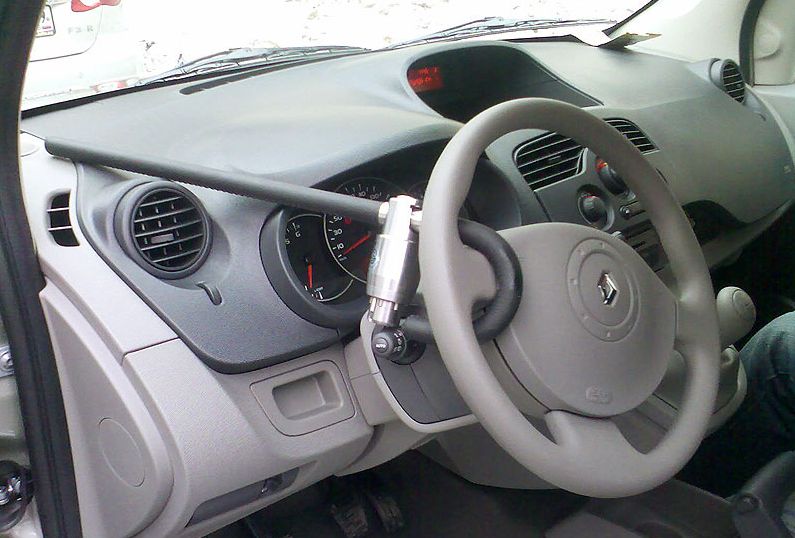 Блокиратор руля Питон установленный на автомобиле Renault Kangoo 2008-2013
