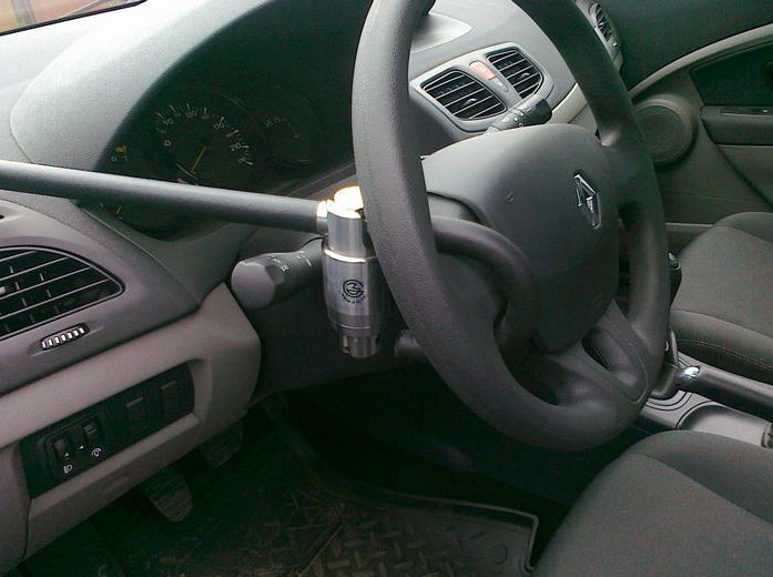Блокиратор руля Питон установленный на автомобиле Renault Megane 2009-2016