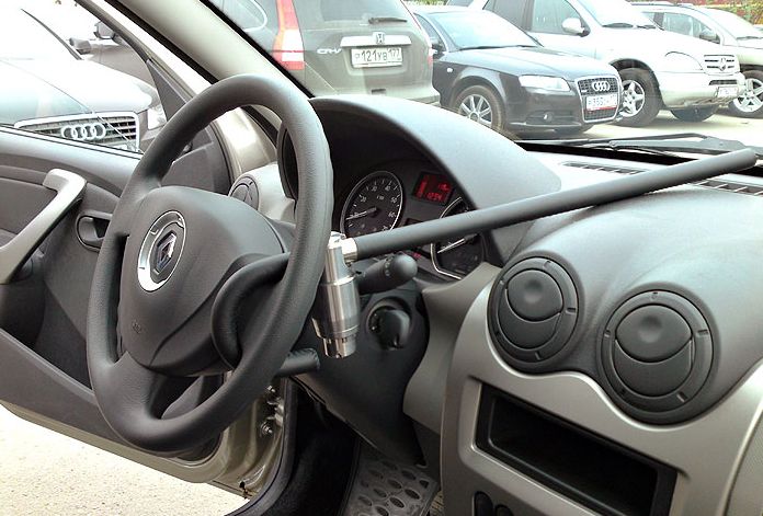 Блокиратор руля Питон установленный на автомобиле Renault Sandero 2009-2014