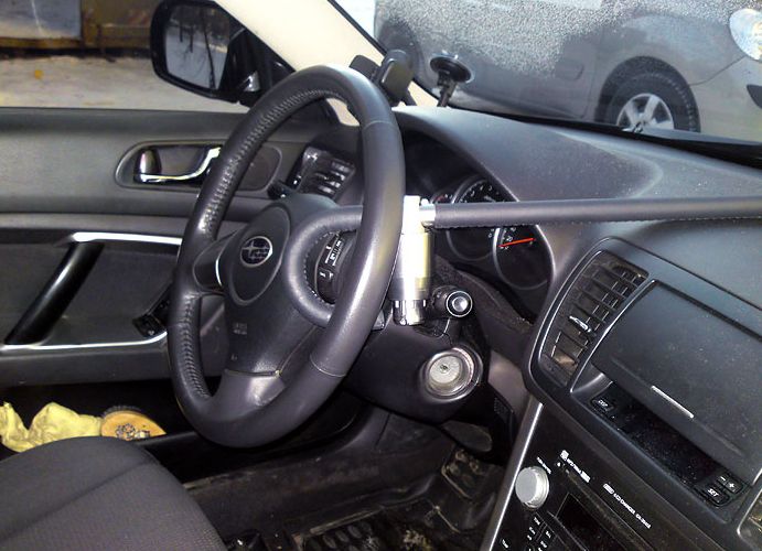 Блокиратор руля Питон установленный на автомобиле Subaru Legacy 2003-2009