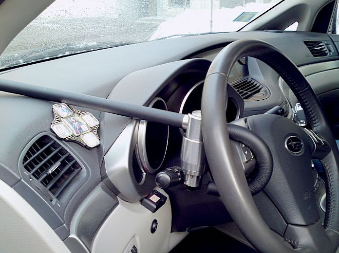Блокиратор руля Питон установленный на автомобиле Subaru Tribeca 2007-2014